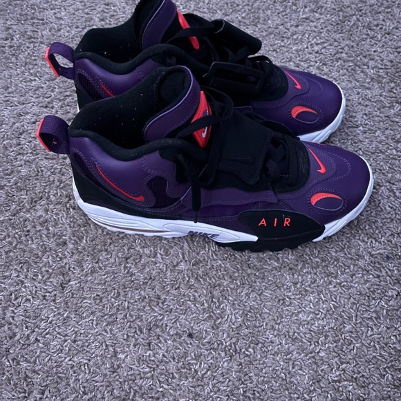 Nikes - Picture 2 of 4